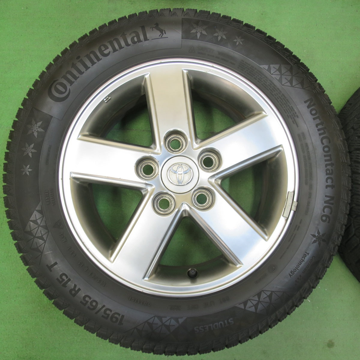 [送料無料] バリ溝！22年！9.5分以上★トヨタ 60系 ノア ヴォクシー 純正 195/65R15 スタッドレス コンチネンタル ノースコンタクト NC6 15インチ PCD114.3/5H★5040704イス