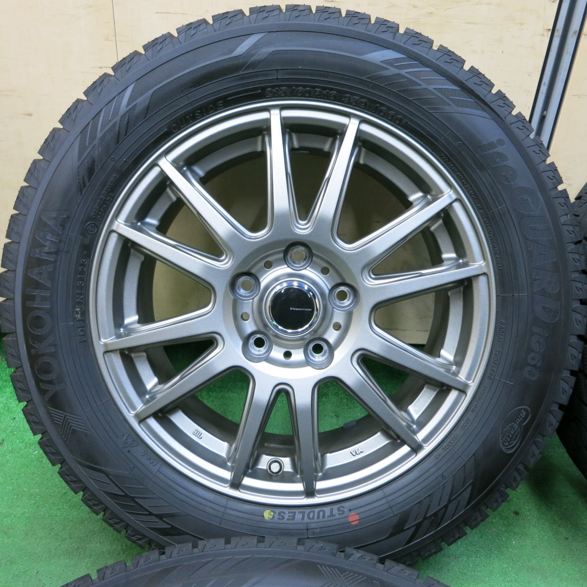 [送料無料] バリ溝！23年！キレイ！ほぼ10分★スタッドレス 215/60R16 ヨコハマ アイスガード iG60 VEMOTION Vエモーション 16インチ PCD114.3/5H★4092604SYス