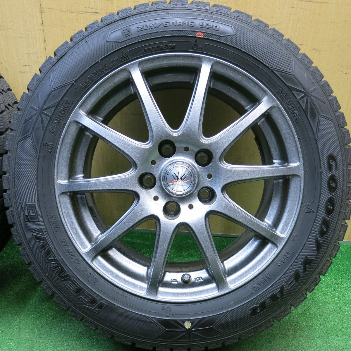 バリ溝！キレイ！9.5分以上★LOXARNY SPORT 205/60R16 スタッドレス グッドイヤー アイスナビ6 ロクサーニ スポーツ 16インチ PCD114.3/5H★6012504HAス