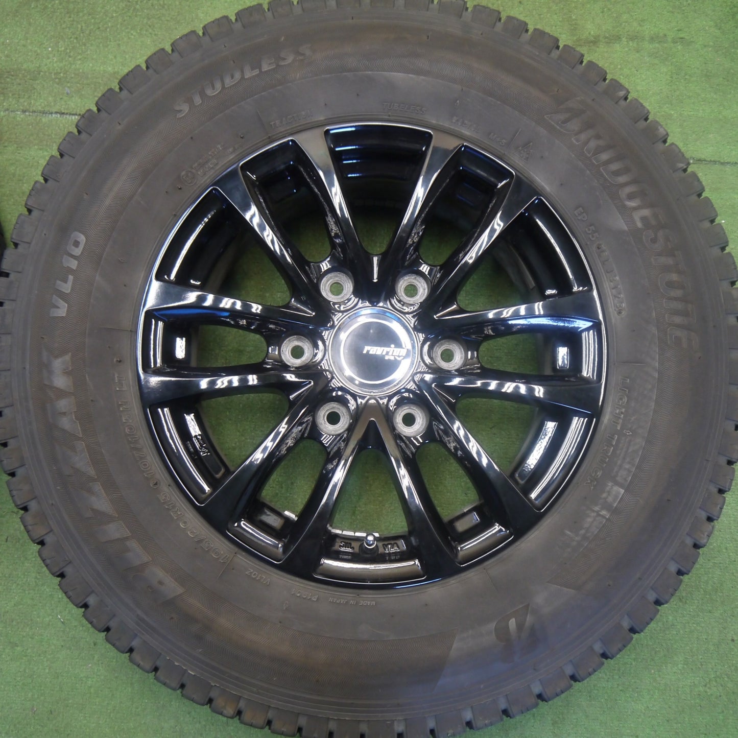 バリ溝！23年！キレイ！9.5分★スタッドレス 195/80R15 107/105N ブリヂストン ブリザック VL10 ravrion RV ラブリオン 15インチ PCD139.7/6H★6052905Hス