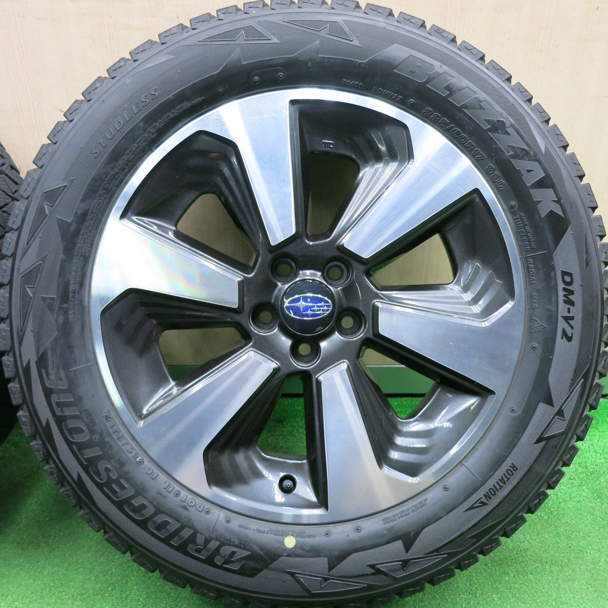 [送料無料] バリ溝！8.5分★スバル SJ フォレスター 純正 225/60R17 スタッドレス ブリヂストン ブリザック DM-V2 17インチ PCD100/5H★4120102HAス