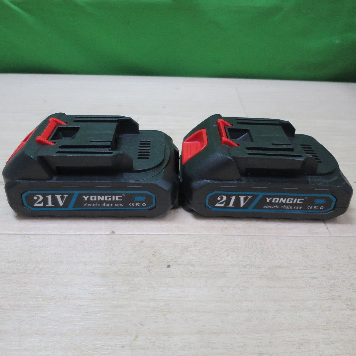 [送料無料] バッテリー2個付！キレイ☆YONGIC 電動 チェンソー 21V 型式 不明 充電式 チェーンソー 切断 機 工具 現状品☆