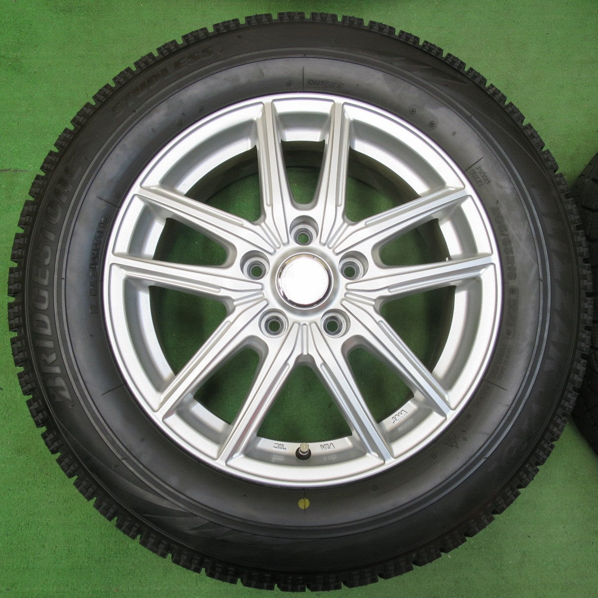 [送料無料] バリ溝！キレイ！ほぼ10分★スタッドレス 205/65R16 ブリヂストン ブリザック VRX ECO FORME エコフォルム 16インチ PCD114.3/5H★5011612イス