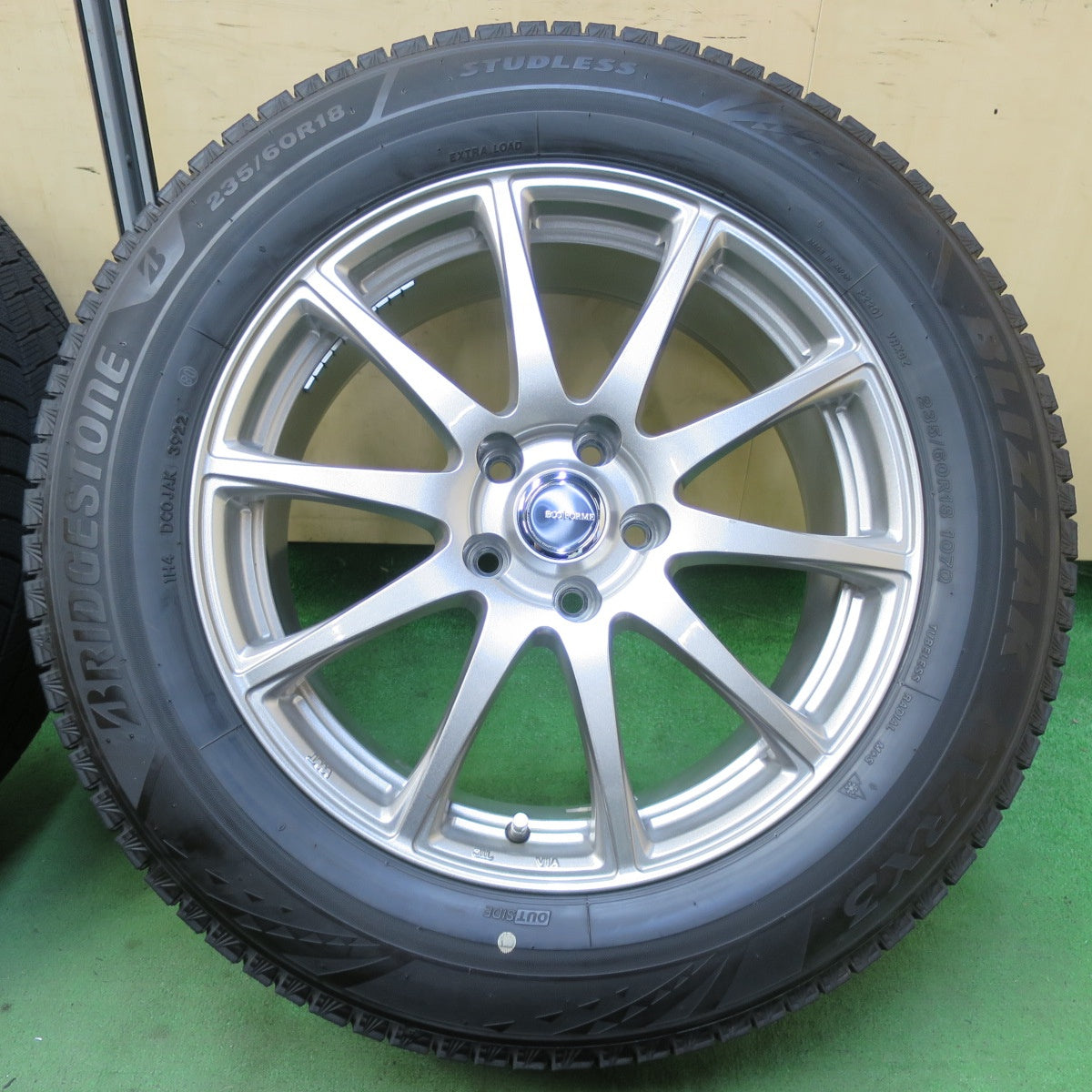 バリ溝！22年！キレイ！9.5分★スタッドレス 235/60R18 ブリヂストン ブリザック VRX3 ECO FORME エコフォルム 18インチ PCD114.3/5H★5063011イス