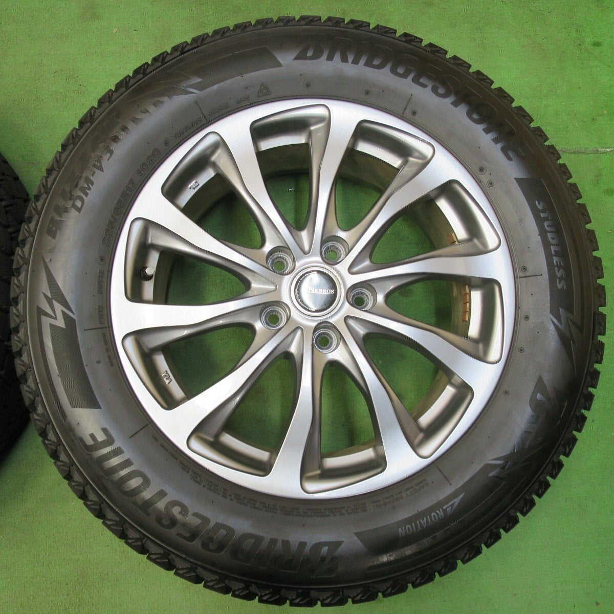 バリ溝！21年！キレイ！9.5分★スタッドレス 225/65R17 ブリヂストン ブリザック DM-V3 NEBROS 17インチ PCD114.3/5H★5031012イス