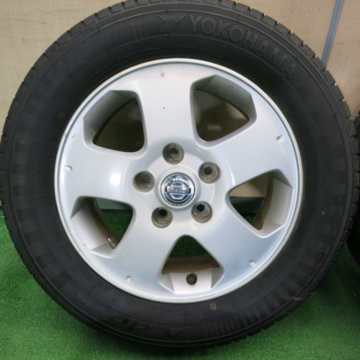 [送料無料] バリ溝！9分★日産 C25 セレナ 純正 195/65R15 ヨコハマ A.drive Aドライブ 15インチ PCD114.3/5H★5012305TNノ