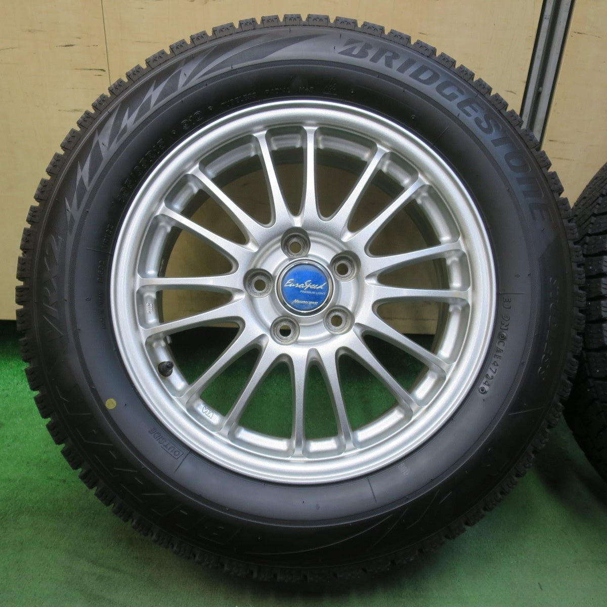 バリ溝！24年！キレイ！ほぼ10分★プリウス 等 195/65R15 スタッドレス ブリヂストン ブリザック VRX2 EuroSpeed MANARAY SPORT ユーロスピード 15インチ PCD100/5H★5111807イス