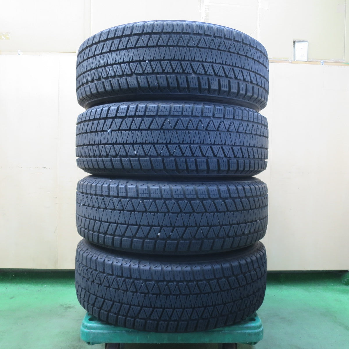 バリ溝！キレイ！9分★トヨタ 60系 ハリアー 純正 225/65R17 スタッドレス ブリヂストン ブリザック DM-V3 17インチ PCD114.3/5H★6012904イス