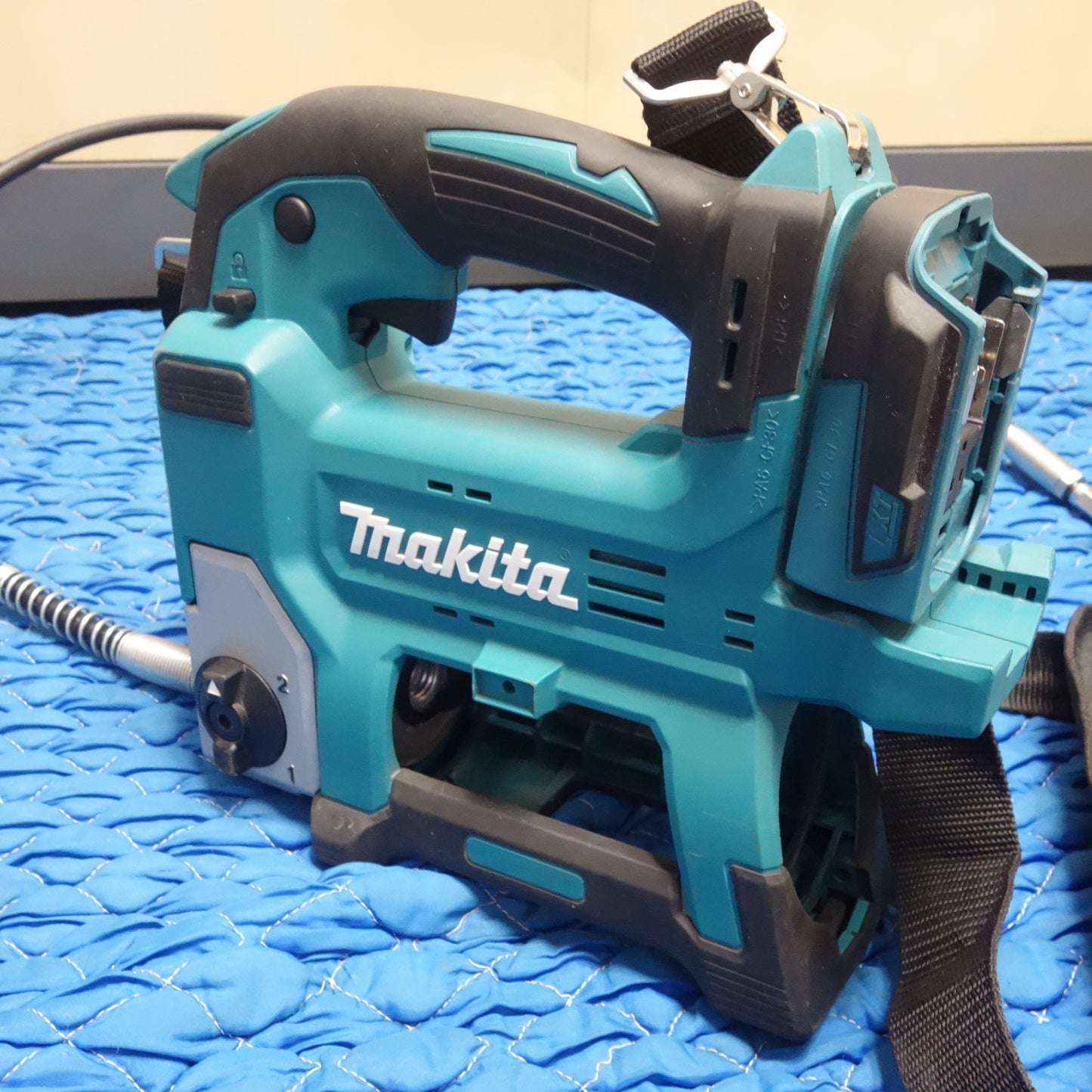[送料無料] ☆マキタ 充電式 グリス ガン 18V GP180D 本体のみ ケース付き 電動 工具☆