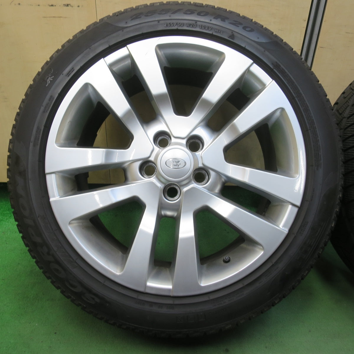 バリ溝！8.5分★ランドローバー ディスカバリー 純正 255/50R20 スタッドレス ピレリ スコーピオン ウインター 20インチ PCD120/5H★5101704イス