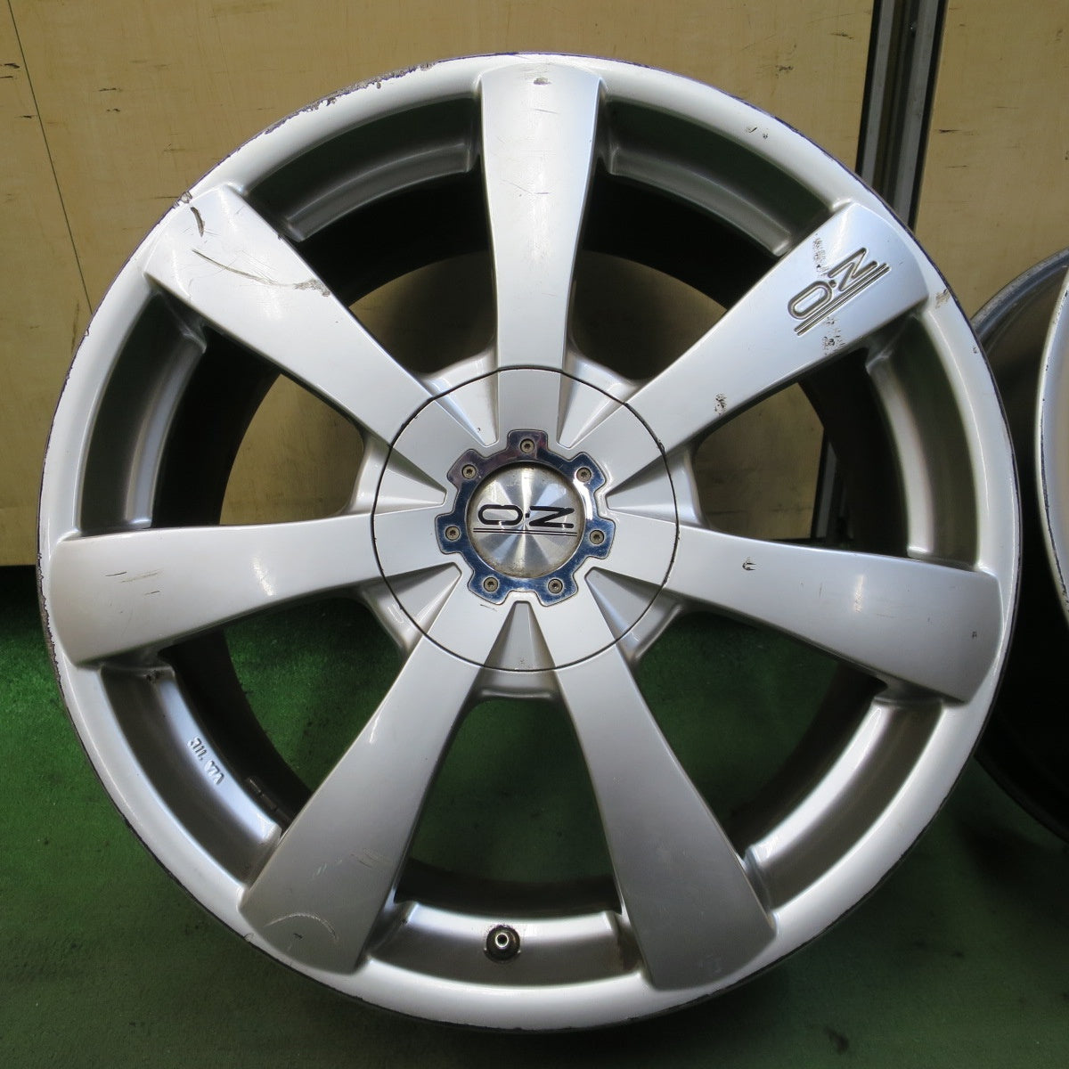 4本価格★O・Z Racing Titan 18インチ ホイール 18×8J OZ レーシング PCD100 108/5H マルチ★6072802NGホ