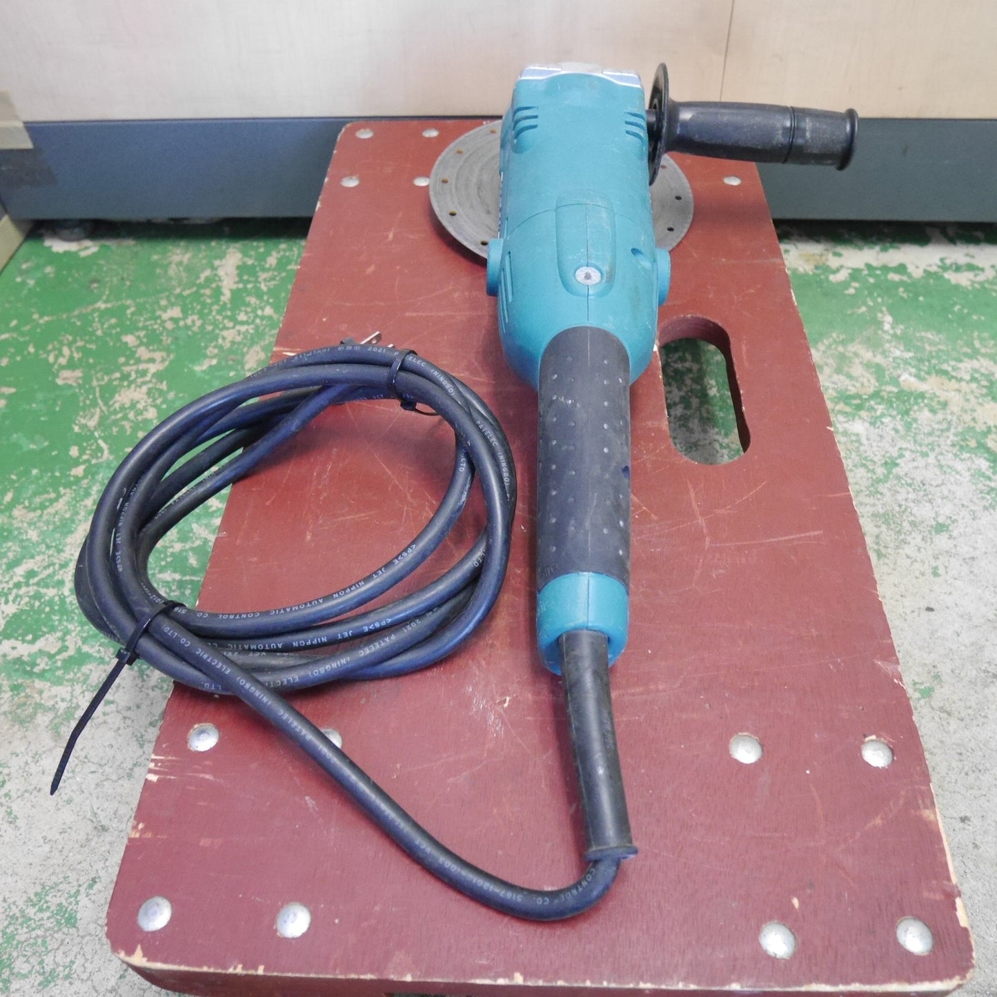 [送料無料] ☆マキタ 150mm ディスクグラインダー GA6021C 電動 工具 研削 研摩 研磨 機 コード式 100V makita☆