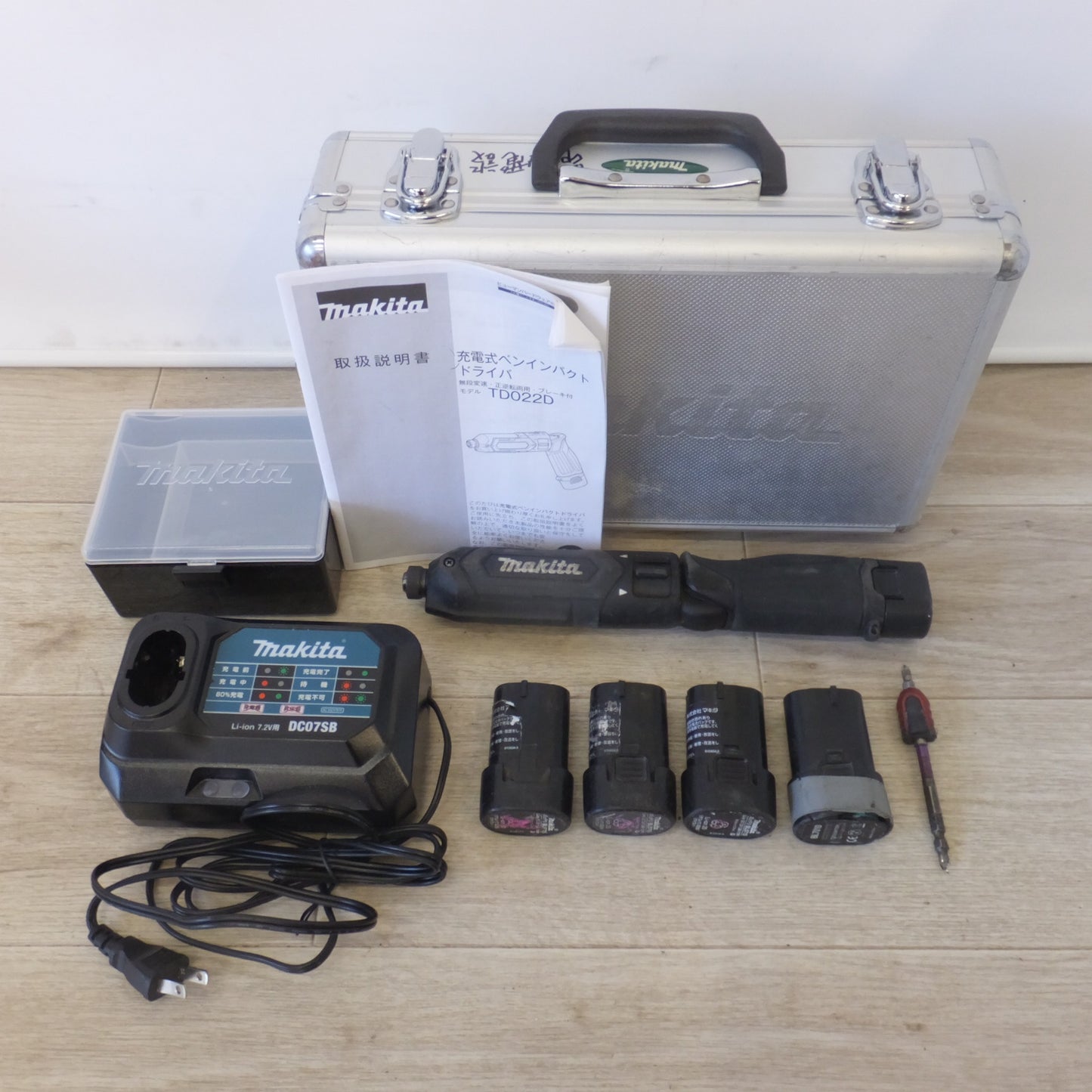 [送料無料] ★マキタ makita 充電式ペンインパクトドライバ TD022DSHXB 7.2V　バッテリ 5個★