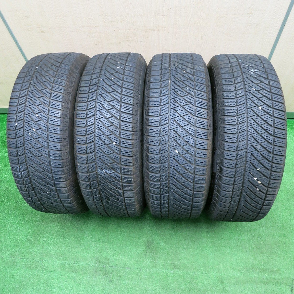 バリ溝！キレイ！8.5分★アウディ等 MAK STADT 235/65R17 スタッドレス コンチネンタル コンチバイキング コンタクト6 シュタッド PCD112/5H★4111403NJス