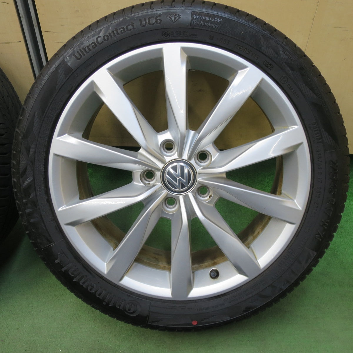 バリ溝！22年！キレイ！9.5分★ワーゲン ゴルフ 7 純正 225/45R17 コンチネンタル ウルトラコンタクト UC6 17インチ PCD112/5H★5111001TTノ