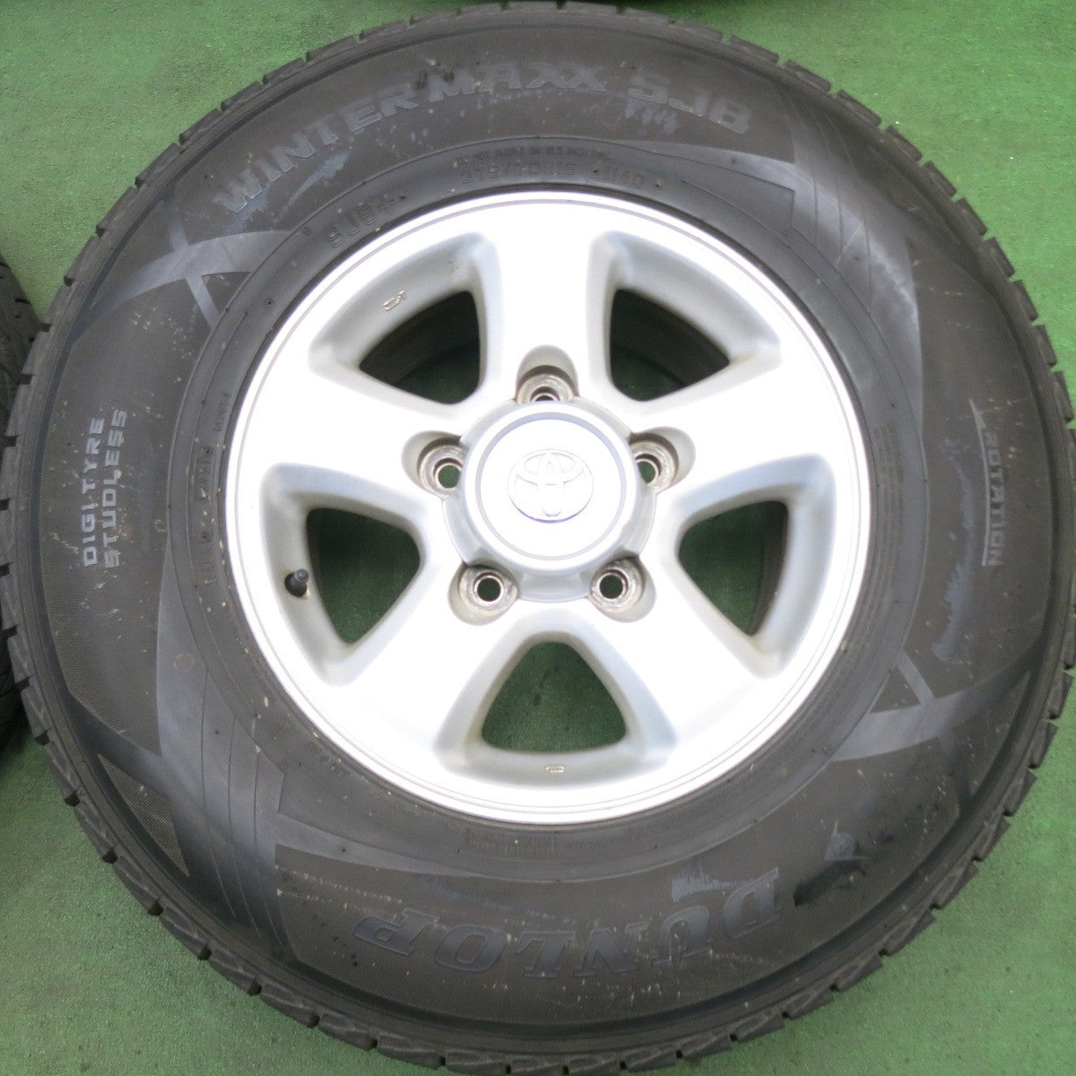 バリ溝！8.5分★トヨタ ランクル 100 純正 275/70R16 スタッドレス ダンロップ ウインターマックス SJ8 SJ8+ 16インチ PCD150/5H★6053109HAス