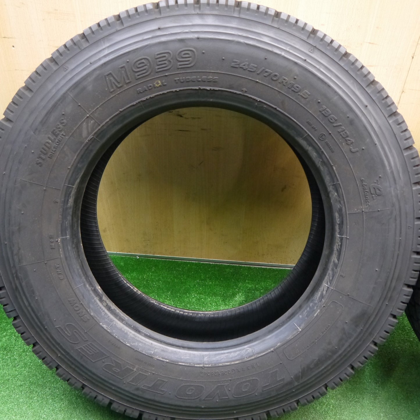バリ溝！24年！9.5分！2本★トラック タイヤ 245/70R19.5 136/134J スタッドレス トーヨー M939 19.5インチ★5121216Hスタ