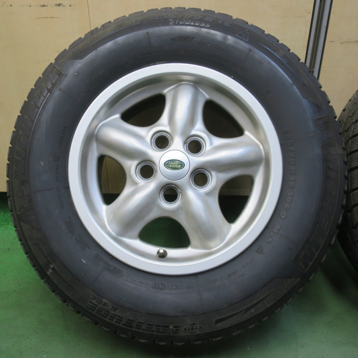 バリ溝！9分◎ランドローバー ディスカバリー 純正 235/70R16 スタッドレス ミシュラン LATITUDE X-ICE 16インチ PCD120.65/5H◎6061204イス