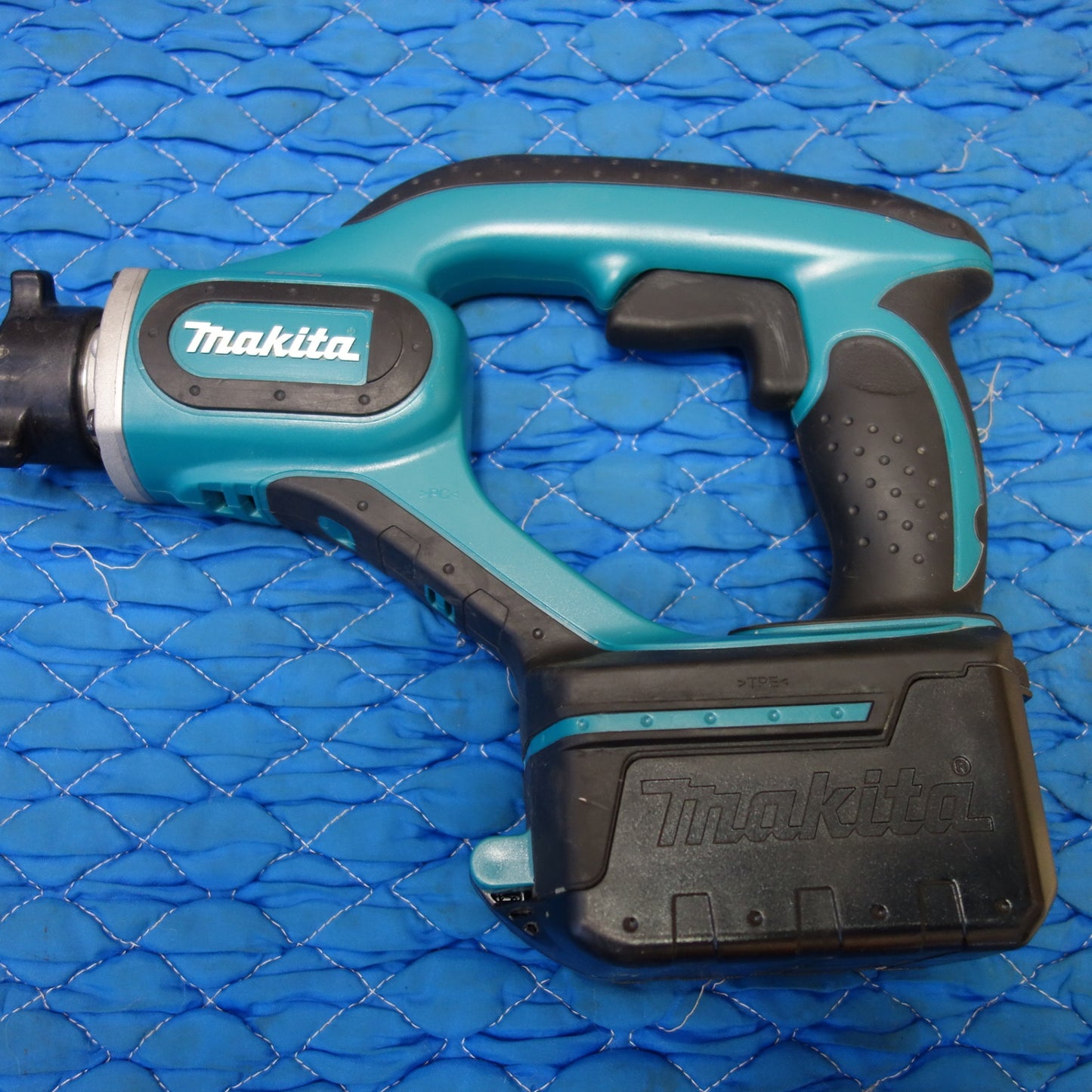[送料無料] ☆マキタ 充電式 コンクリート バイブレーター VR350D 本体のみ 電動 工具 makita カクハン機 撹拌機 かくはん機☆