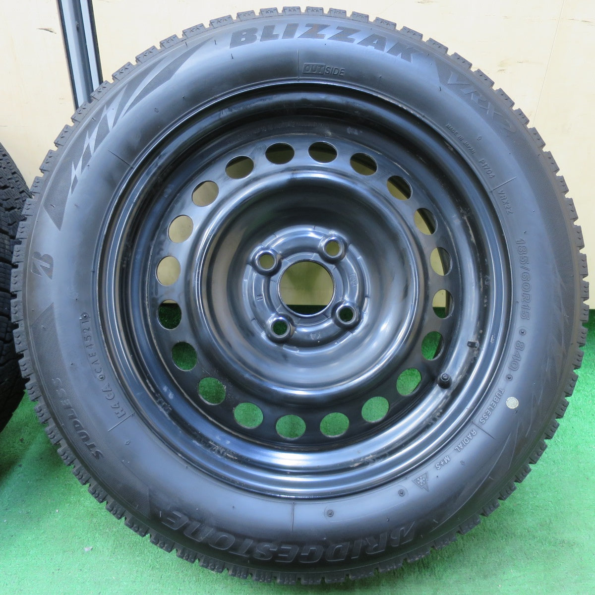 [送料無料] バリ溝！21年！キレイ！9分★スタッドレス 185/60R15 ブリヂストン ブリザック VRX2 スチール ホイール 15インチ PCD100/4H★4093015イス