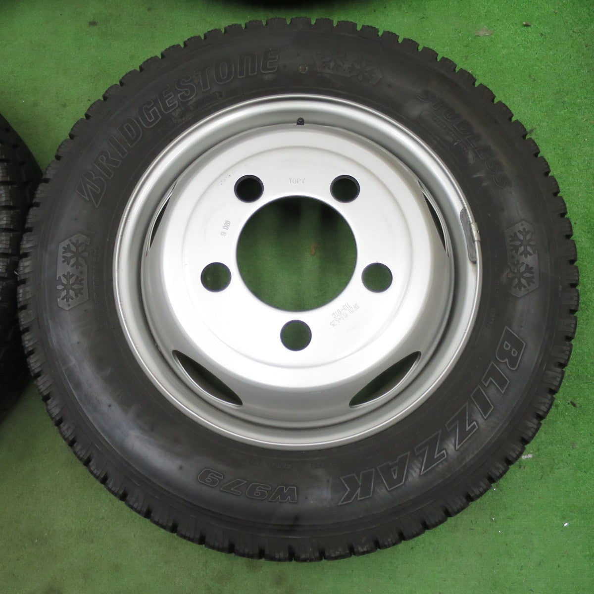 バリ溝！22年！キレイ！9分！6本★トラック 205/70R17.5 115/113L スタッドレス ブリヂストン ブリザック W979 TOPY スチール ホイール 113-9TC 17.5インチ PCD203.2/5H★6020601ナス