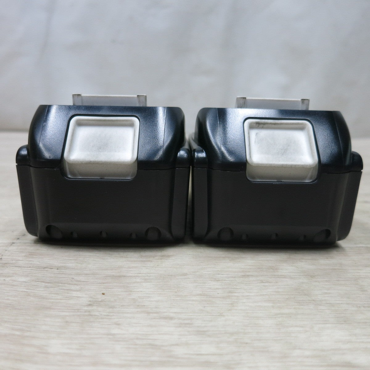 [送料無料] 美品!3点まとめ売り◆マキタ 7.2-18V用 急速 充電器 DC18RD / Li-ion リチウム イオン バッテリー 雪マーク BL1860B 2個 電動 工具◆