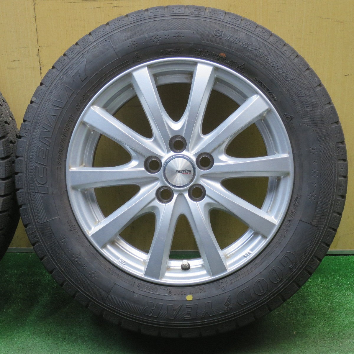 バリ溝！キレイ！8.5分★プリウス 等 195/65R15 スタッドレス グッドイヤー アイスナビ7 ravrion RS01 ラブリオン 15インチ PCD100/5H★6022001NJス