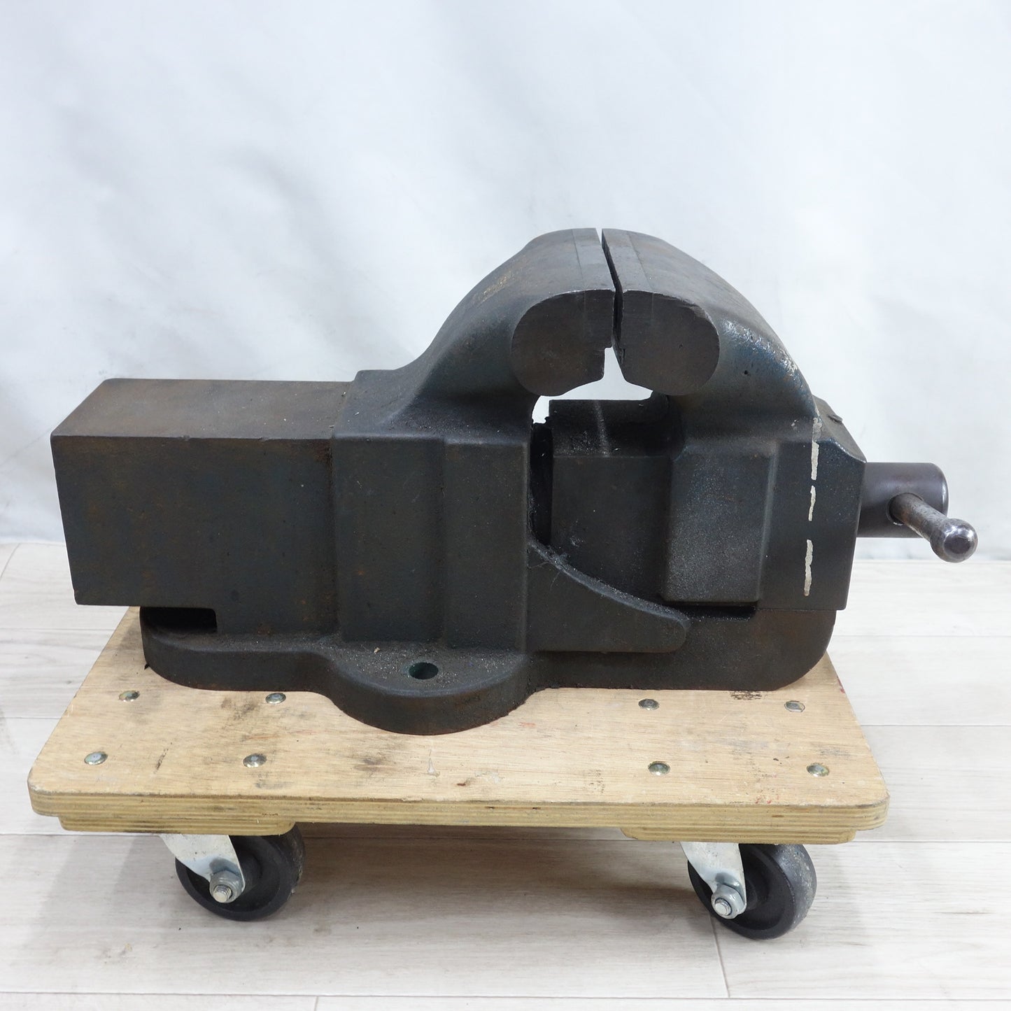 [送料無料] ◆ナベヤ 卓上 万力 150 型式 不明 ベンチ バイス 締め付け 固定 工具 道具①◆