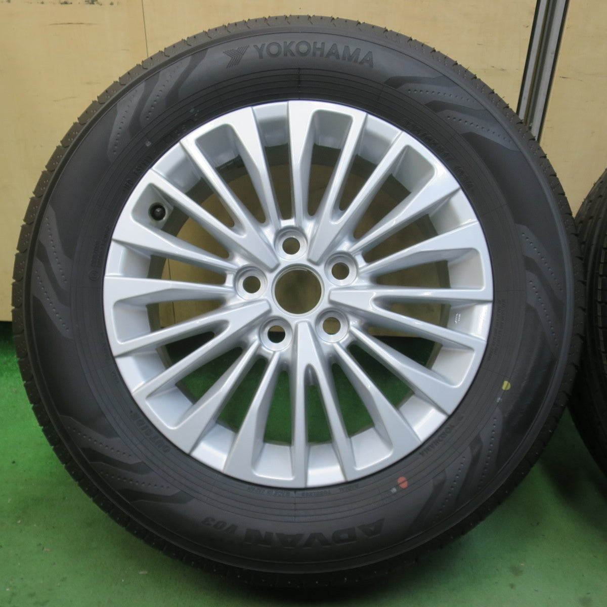 新車外し！25年★トヨタ 40系 アルファード ヴェルファイア 純正 225/65R17 ヨコハマ アドバン V03 17インチ PCD120/5H★6022508イノ