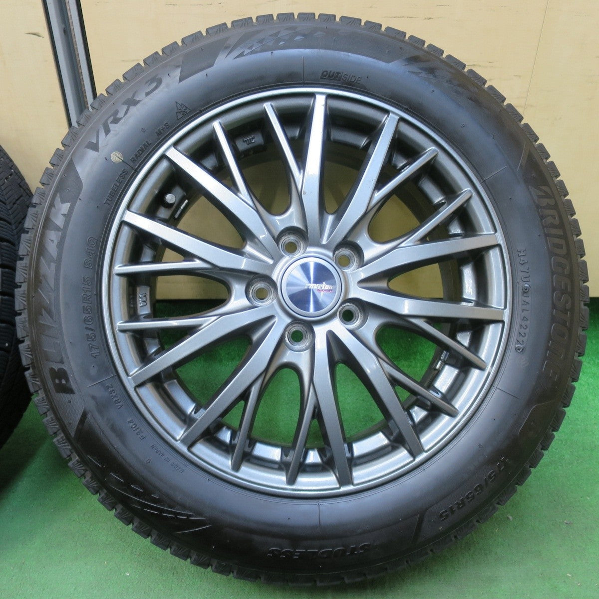 バリ溝！22年！キレイ！9分★シエンタ ラクティス 等 175/65R15 スタッドレス ブリヂストン ブリザック VRX3 ravrion RM01 ラブリオン 15インチ PCD100/5H★5012601IMス