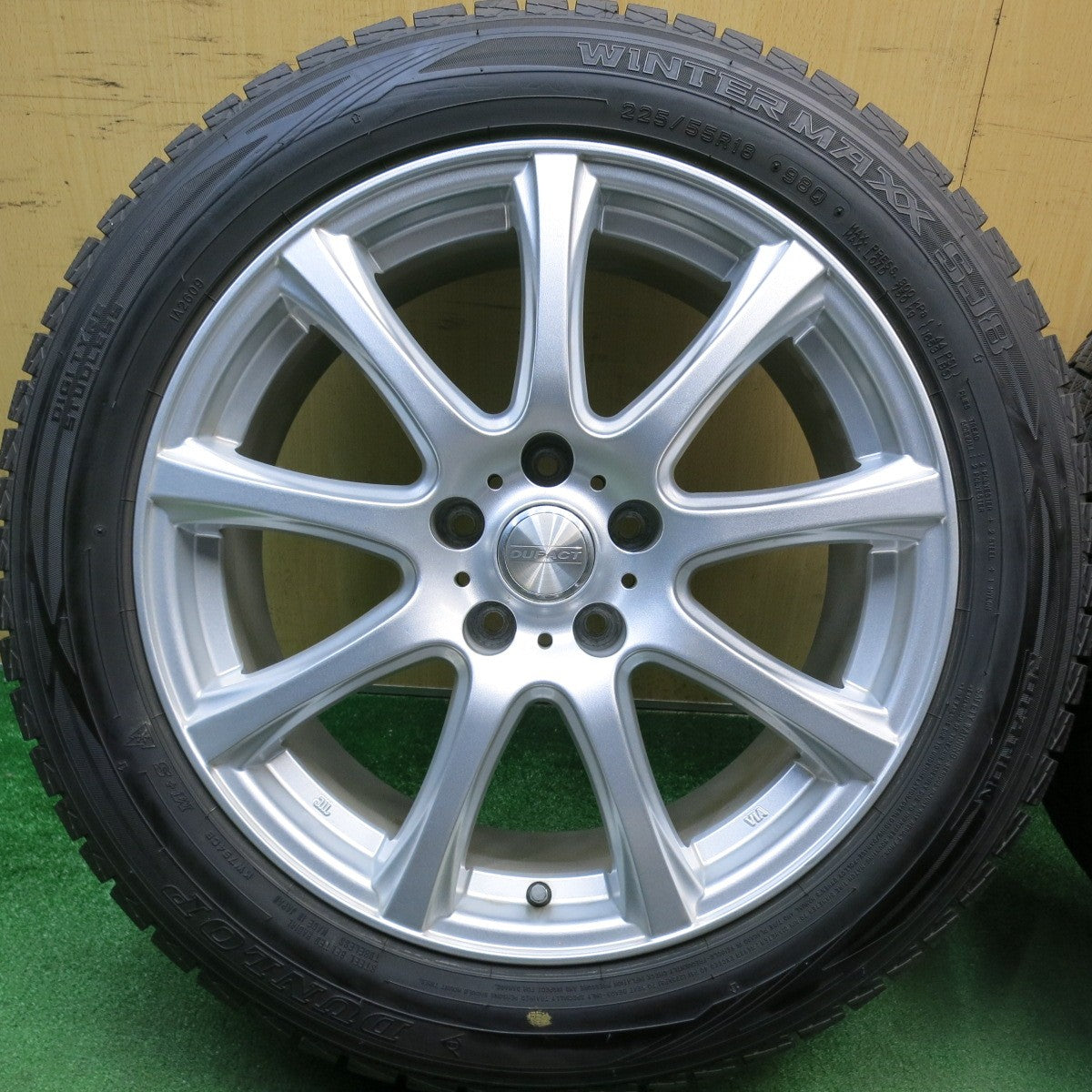 バリ溝！キレイ！9.5分以上★スタッドレス 225/55R18 ダンロップ ウインターマックス SJ8 DUFACT デュファクト 18インチ PCD114.3/5H★6041209HAス