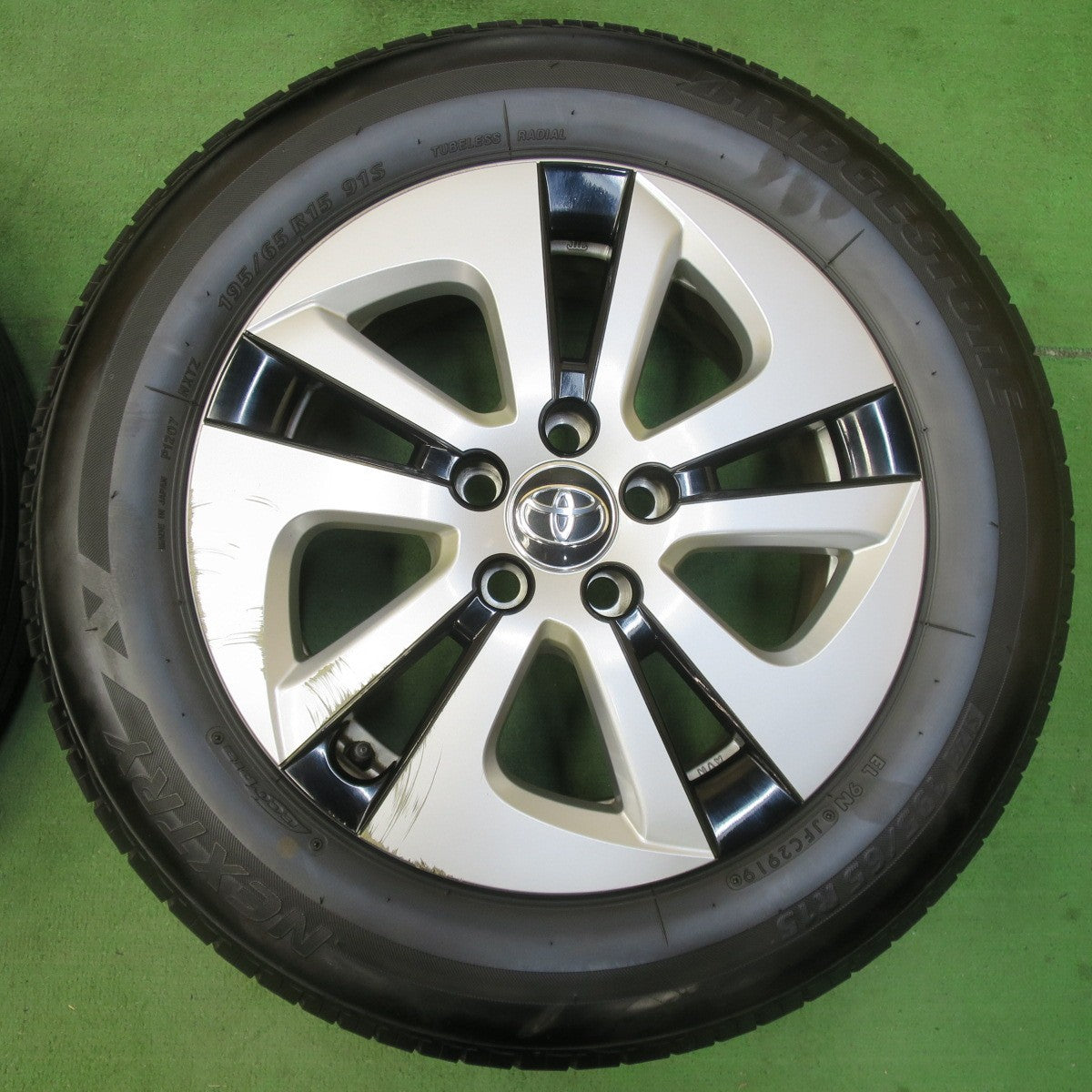 [送料無料] バリ溝！キレイ！8.5分★トヨタ 50系 プリウス 純正 195/65R15 ブリヂストン ネクストリー エコピア 15インチ PCD100/5H★5031806イノ