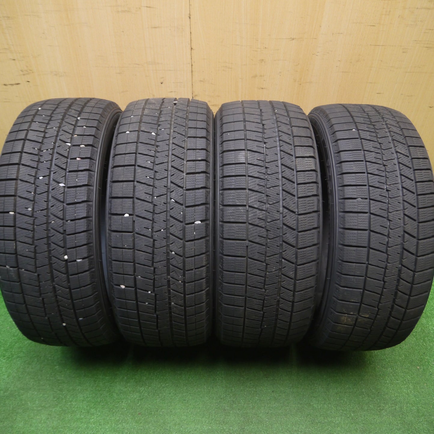 [送料無料] バリ溝！23年！9.5分★スタッドレス 195/50R16 ダンロップ ウインターマックス03 タイヤ 16インチ アクア ヴィッツ シエンタ スイフト等★4112004Hスタ