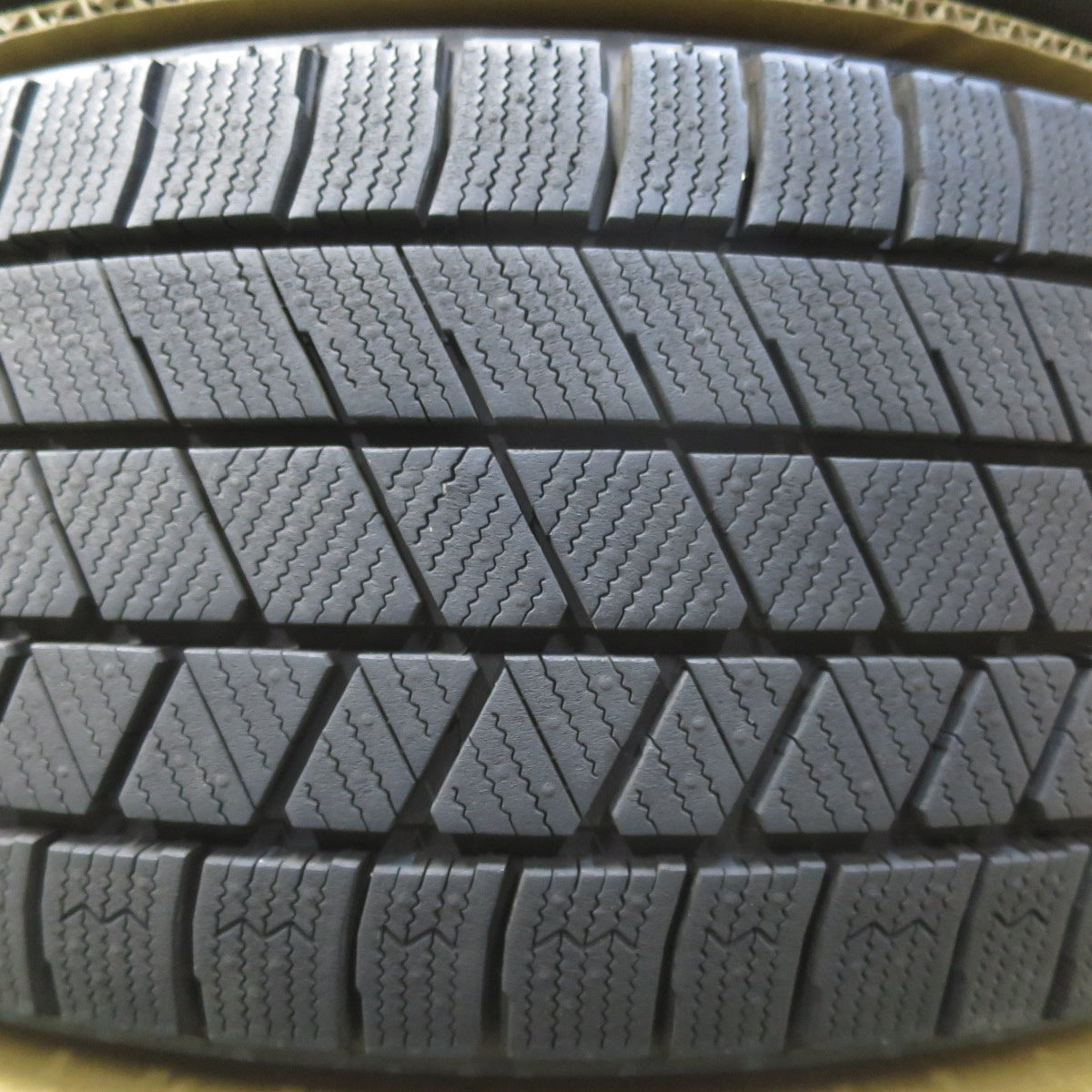 バリ溝！21年！9.5分以上★Lehrmeister L-F LOUNGE 225/45R18 スタッドレス ブリヂストン ブリザック VRX3 18インチ レアマイスター L-F ラウンジ PCD114.3/5H★5111501イス