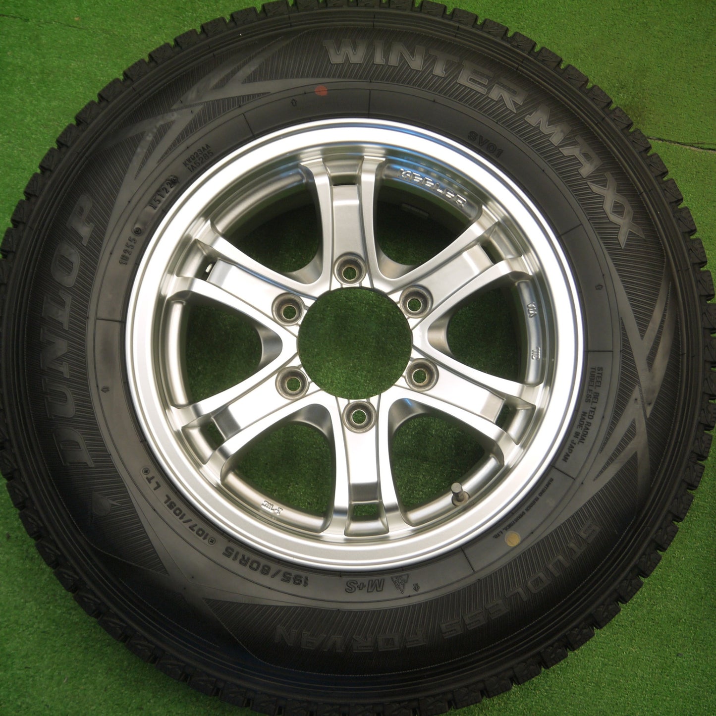 [送料無料] バリ溝！22年！キレイ！9.5分以上★ハイエース 等 KEELER 195/80R15 スタッドレス ダンロップ ウインターマックス SV01 キーラー 15インチ PCD139.7/6H★4111808Hス