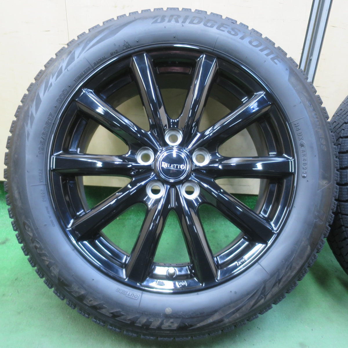 バリ溝！23年！キレイ！ほぼ10分★スタッドレス 195/60R17 ブリヂストン ブリザック VRX2 DILETTO ディレット 17インチ PCD114.3/5H★6022502イス