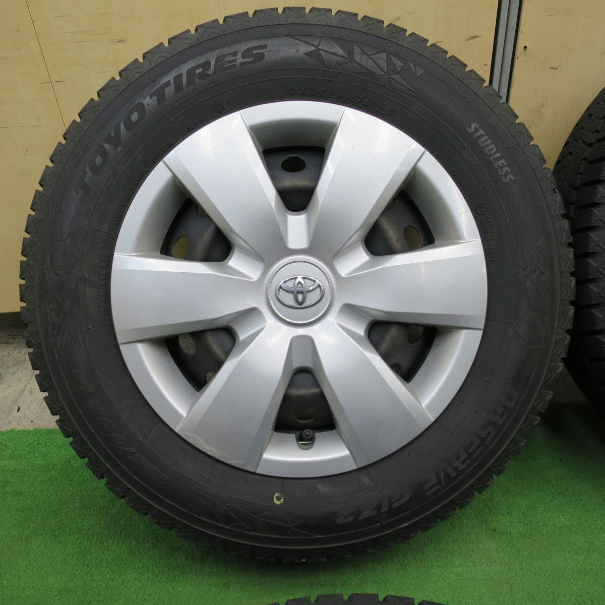 バリ溝！23年！9.5分★トヨタ カローラ フィールダー アクシオ 等 純正 スチール 185/70R14 スタッドレス トーヨー オブザーブ GIZ2 14インチ PCD100/4H★6022502ナス