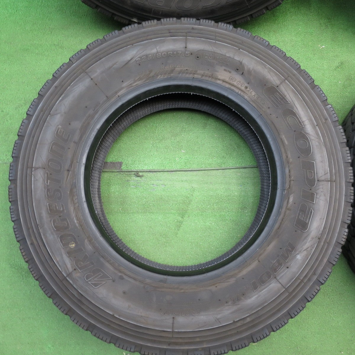*送料無料* バリ溝！22年！9.5分★トラック タイヤ 225/80R17.5 123/122L ブリヂストン エコピア M801Ⅱ ミックス 17.5インチ★4033002KKスタ