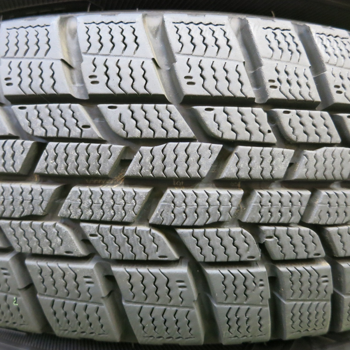 *送料無料* バリ溝！20年！綺麗！9.5分★スタッドレス 165/65R14 グッドイヤー アイスナビ6 ravrion RS01 ラブリオン 14インチ PCD100/4H★4041904イス