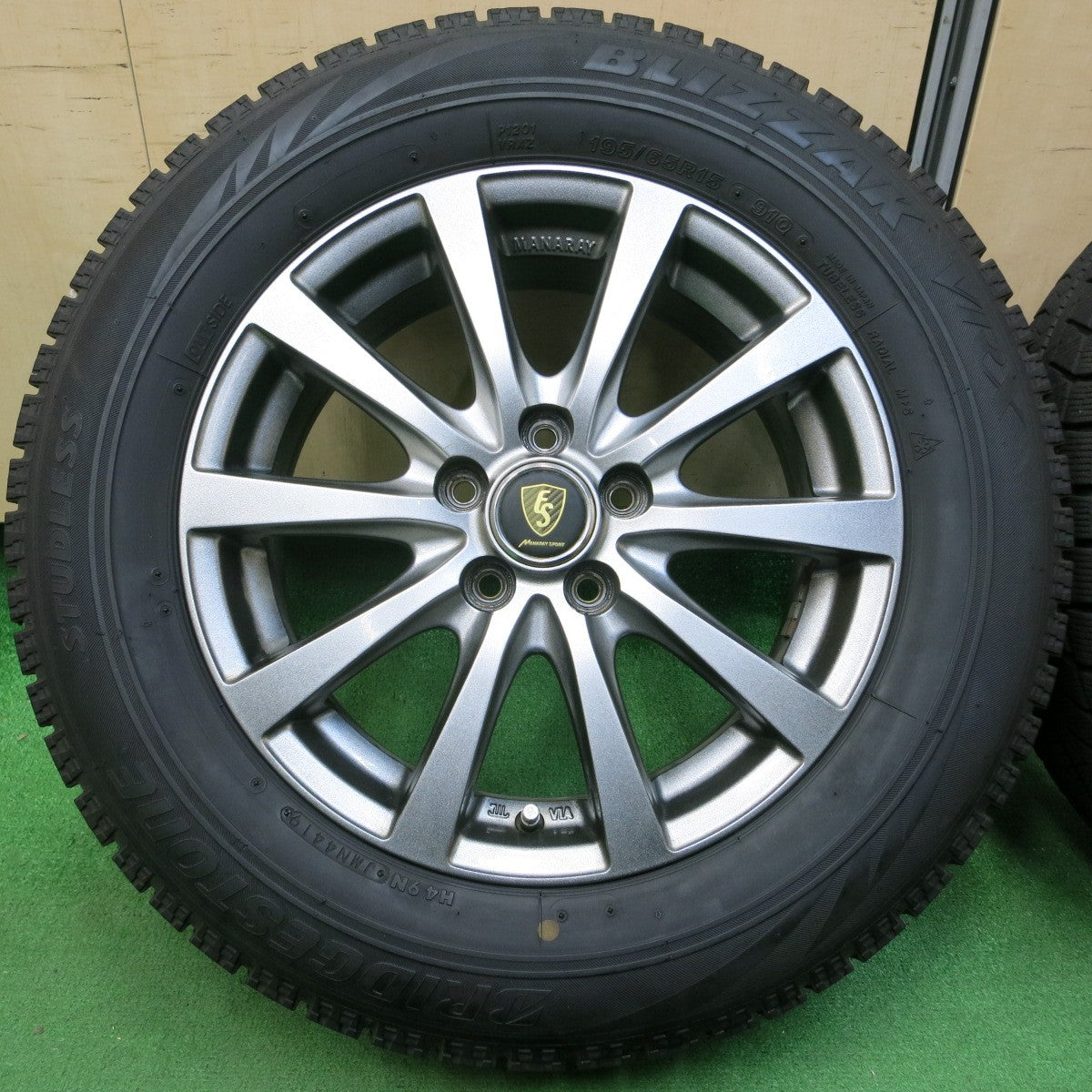 *送料無料* バリ溝！キレイ！8.5分★プリウス等 195/65R15 スタッドレス ブリヂストン ブリザック VRX MANARAY SPORT 15インチ PCD100/5H★4050102イス