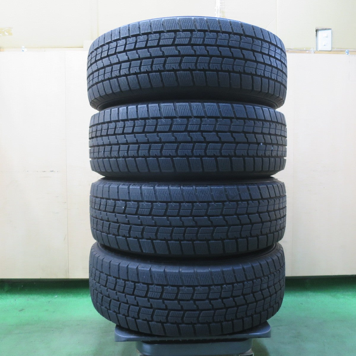 バリ溝！キレイ！ほぼ10分★スタッドレス 215/60R17 グッドイヤー アイスナビ7 ravrion RS01 ラブリオン 17インチ PCD114.3/5H★5123003イス