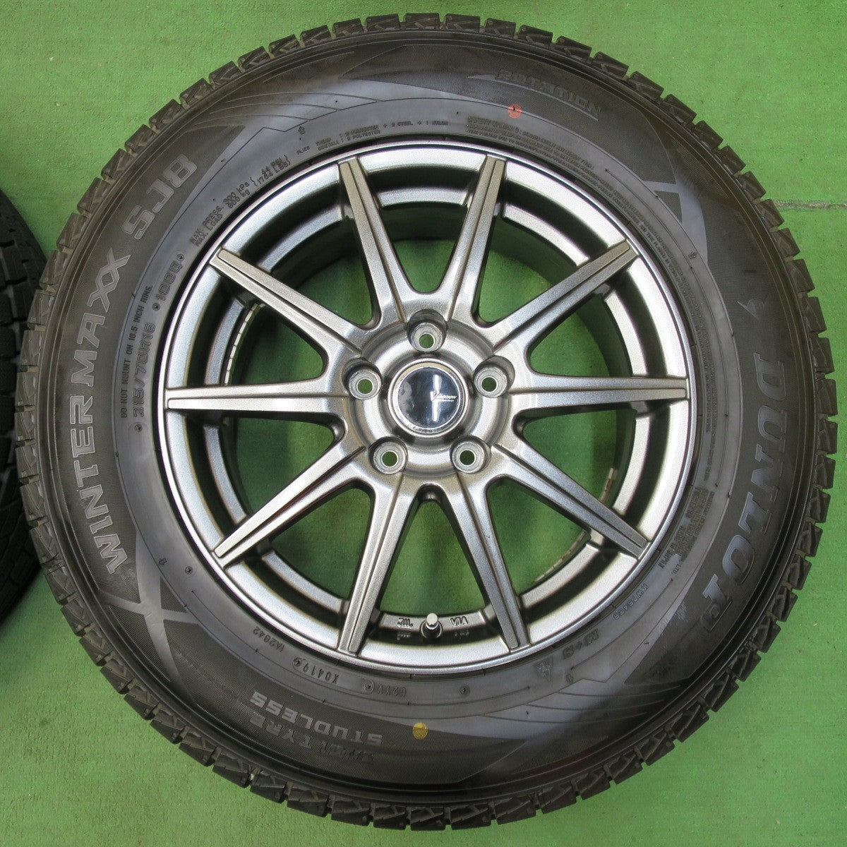 [送料無料] バリ溝！キレイ！9.5分以上★スタッドレス 215/70R16 ダンロップ ウインターマックス SJ8 VEMOTION 16インチ PCD114.3/5H★4120607イス