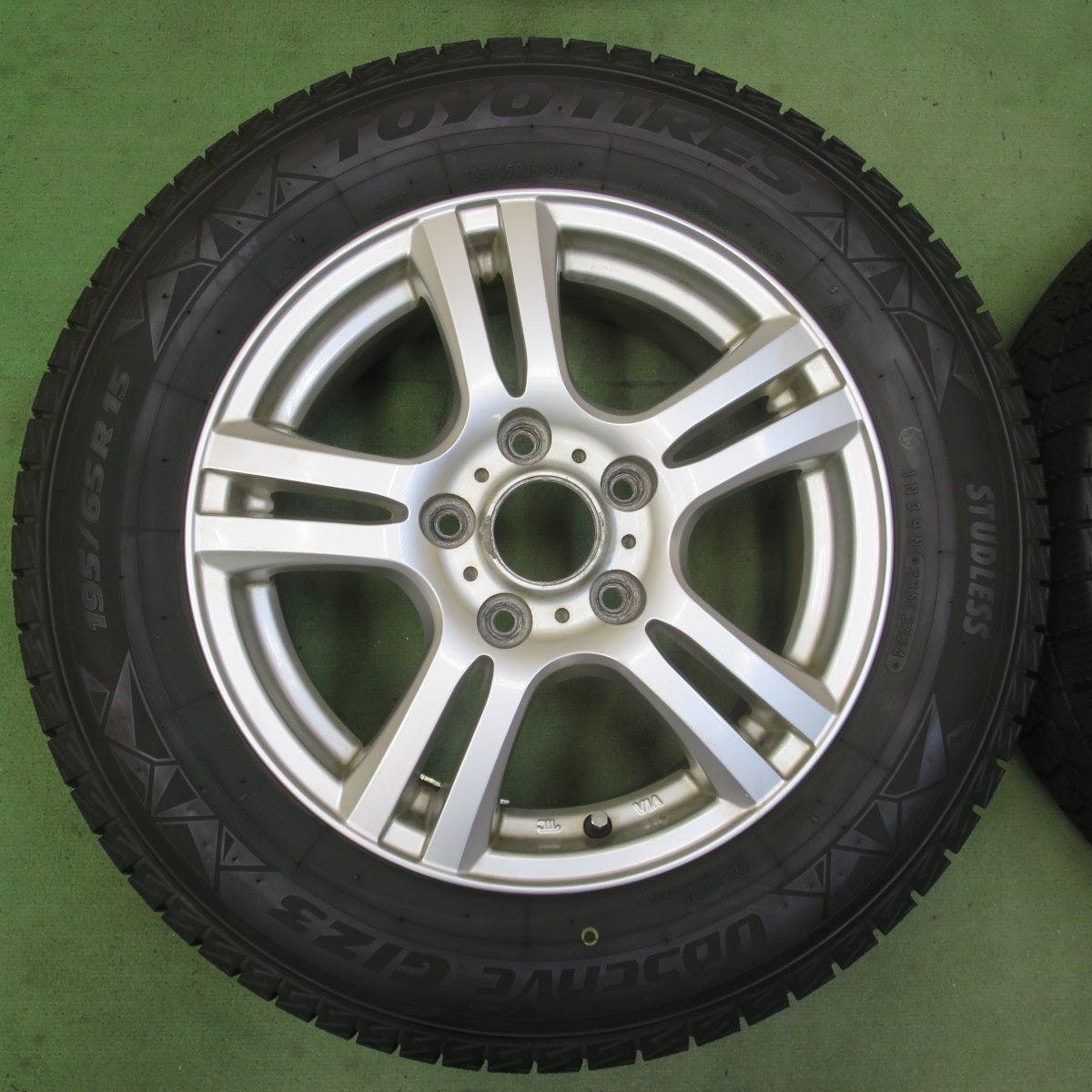 バリ溝！24年！9分◎スタッドレス 195/65R15 トーヨー オブザーブ GIZ3 社外 アルミ 15インチ PCD114.3/5H◎6062702イス