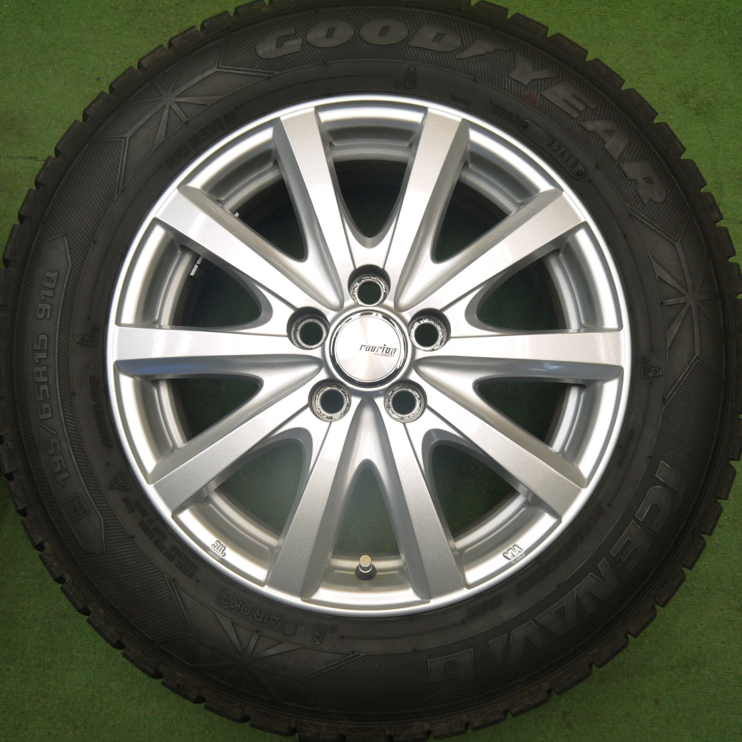 バリ溝！キレイ！8.5分★プリウス 等 195/65R15 スタッドレス グッドイヤー アイスナビ6 ravrion RS01 ラブリオン 15インチ PCD100/5H★6040703Hス