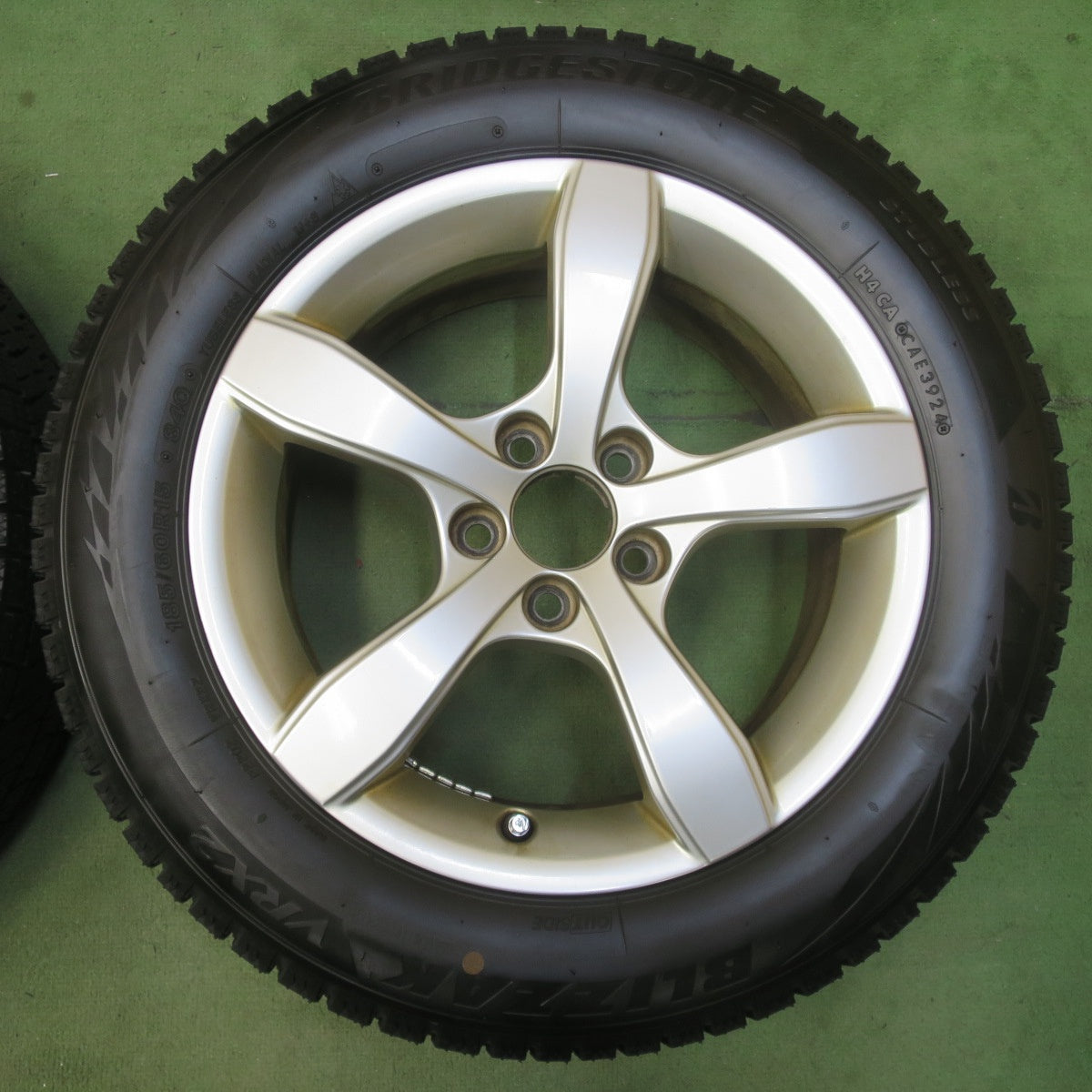 ほぼ未使用！24年★アウディ A1 8X 純正 185/60R15 スタッドレス ブリヂストン ブリザック VRX2 15インチ PCD100/5H★6051302イス