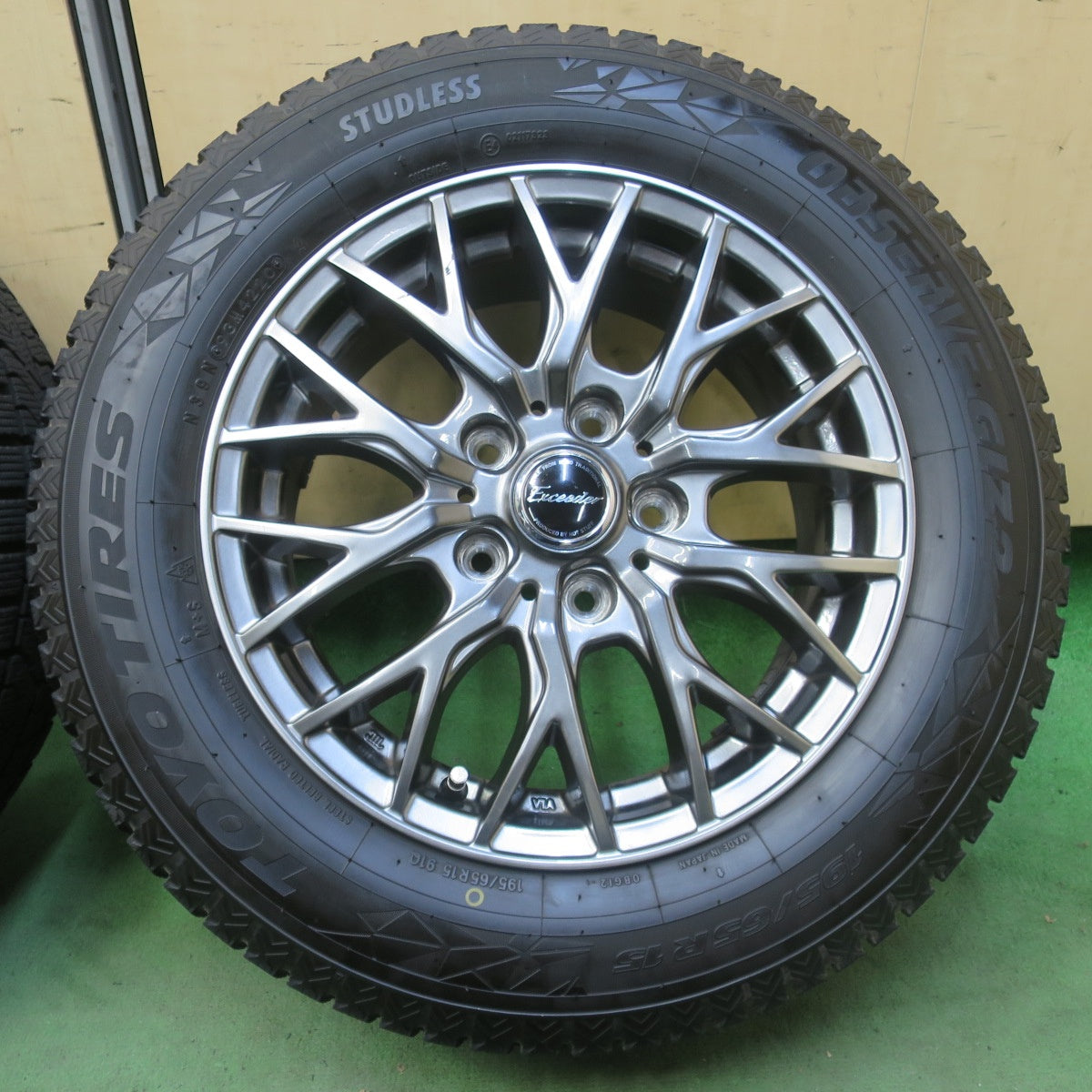 バリ溝！キレイ！9.5分★スタッドレス 195/65R15 トーヨー オブザーブ GIZ2 Exceeder エクシーダー 15インチ PCD114.3/5H★6060411イス