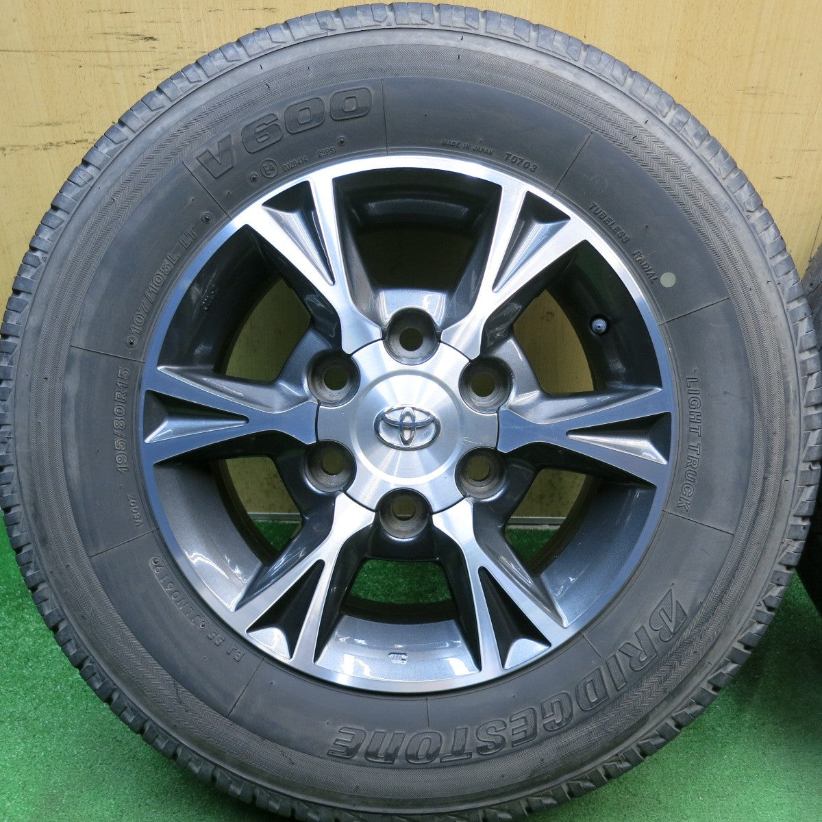 キレイ◎トヨタ 200系 ハイエース 純正 OP 195/80R15 107/105L ブリヂストン V600 15インチ PCD139.7/6H◎6092411HAノ