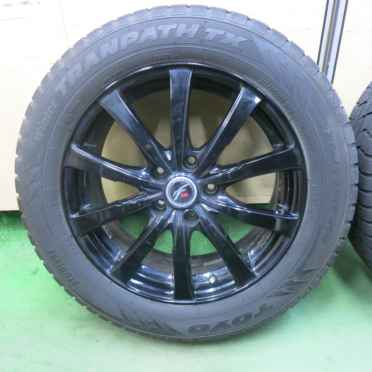 バリ溝！キレイ！9.5分★スタッドレス 215/60R17 トーヨー ウインター トランパス TX Fang ファング 17インチ PCD114.3/5H★6032101SKス