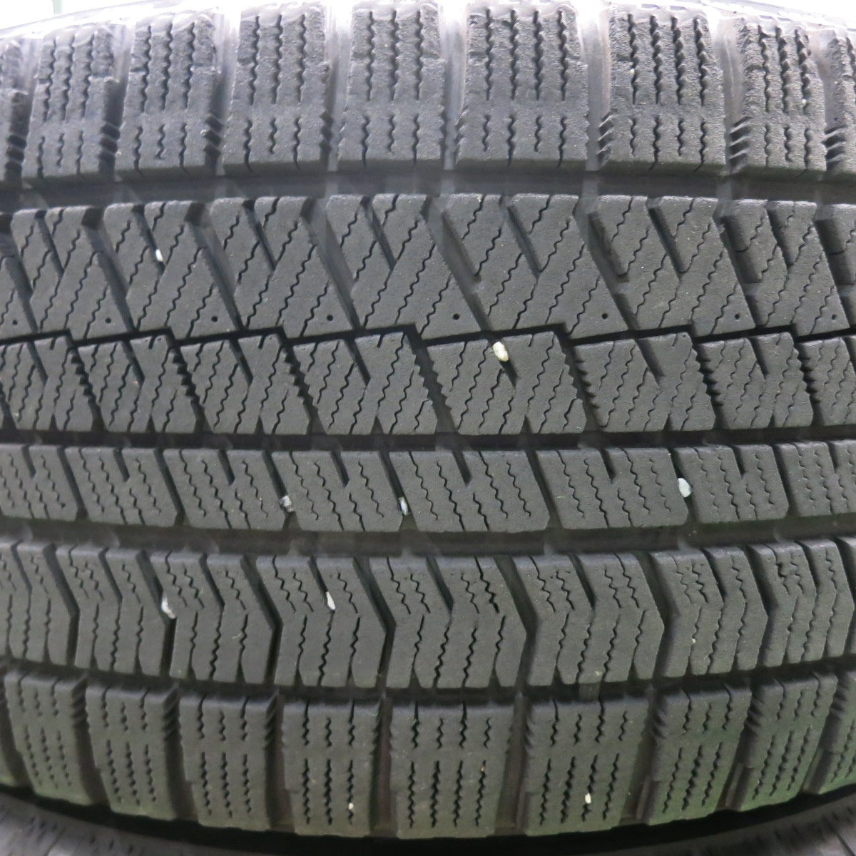 [送料無料] バリ溝！キレイ！8.5分★ボルボ 等 235/50R18 スタッドレス ブリヂストン ブリザック VRX2 IRVINE アーヴィン 18インチ PCD108/5H★4092001HAス