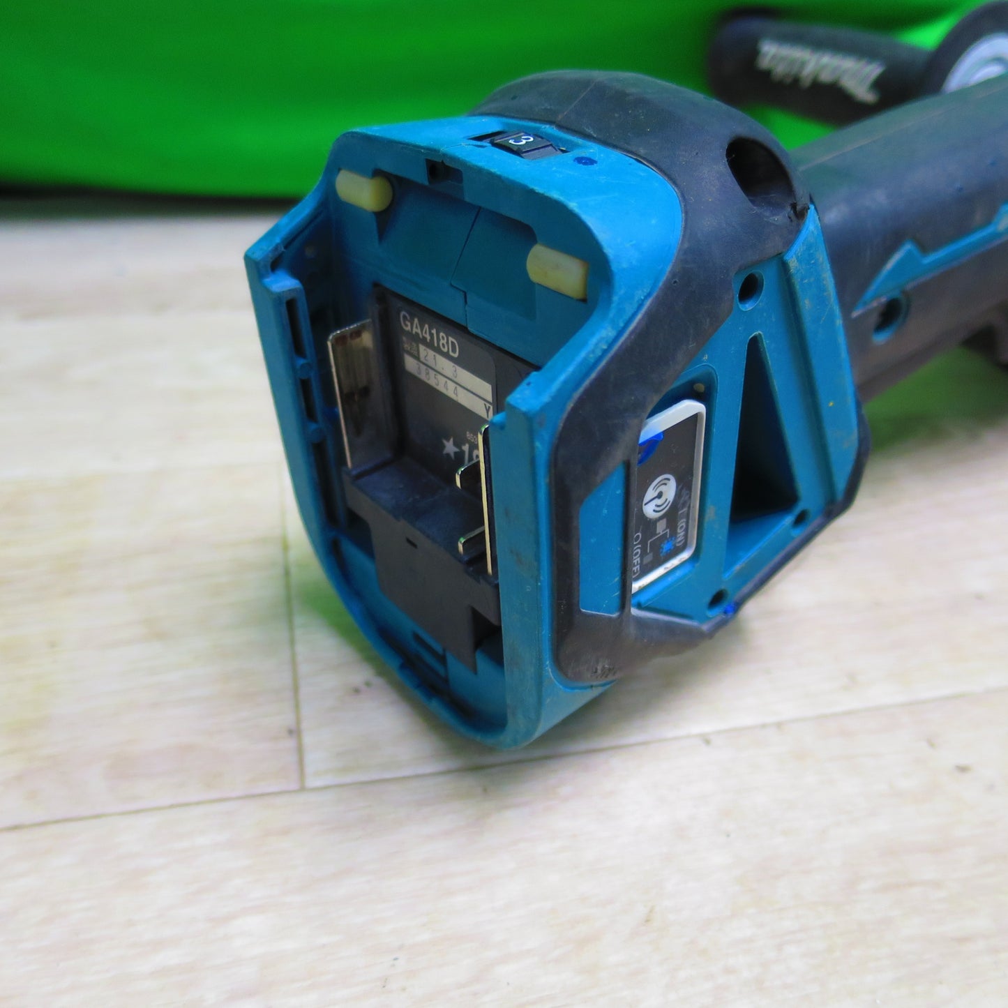 [送料無料] ☆makita マキタ 充電式ディスクグラインダー GA418D 18V DIY 電動 工具 大工 研磨 切断 研削 バリ取り☆